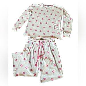 New P.J. Salvage women's pajama set long sleeves kiss print Sz S white and pink